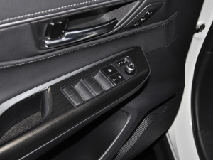 2022款双擎 2.5L CVT四驱尊享版 主驾车窗控制区	