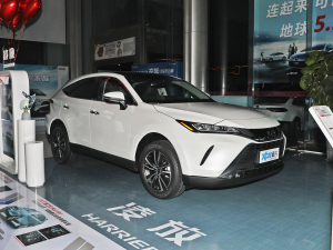 2022款2.0L CVT两驱豪华版 右前45度