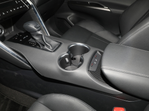 2022款2.0L CVT两驱豪华版 前排杯架