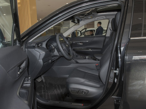 2022款双擎 2.5L CVT两驱豪华版 前排空间
