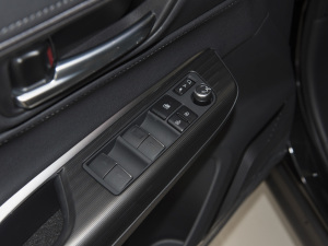 2022款双擎 2.5L CVT两驱豪华版 主驾车窗控制区	