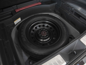 2022款双擎 2.5L CVT两驱豪华版 备胎