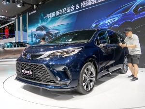 2022款2.5L混动 旗舰版 左前45度
