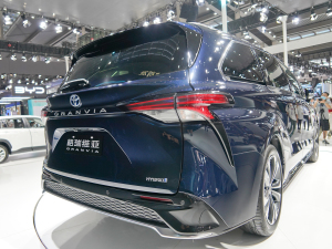 2022款2.5L混动 旗舰版 右后45度