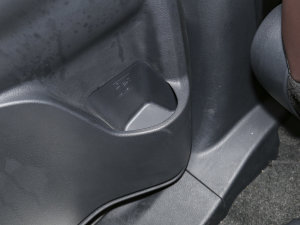 2022款2.5L混动 旗舰版 后门储物空间