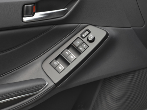 2022款2.0L 进取版 主驾车窗控制区	
