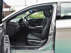 2022款2.0L XLE尊享版 前排空间