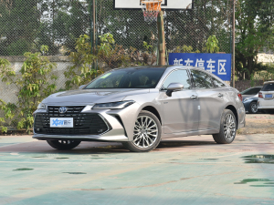 2022款双擎 2.5L XLE尊贵版 左前45度
