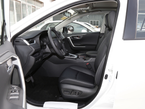 2022款双擎 2.5L CVT四驱精英Plus版 前排空间