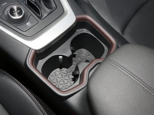 2022款双擎 2.5L CVT四驱精英Plus版 前排杯架