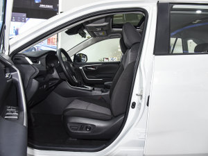 2022款双擎 2.5L CVT两驱精英版 前排空间
