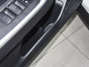 2022款双擎 2.5L CVT两驱精英版 前门储物空间