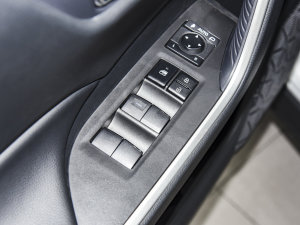 2022款双擎 2.5L CVT两驱精英版 主驾车窗控制区	