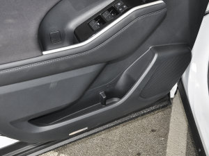 2022款2.5L HEV四驱精英版 前门储物空间