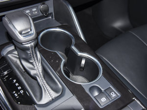 2022款2.5L HEV四驱豪华版 前排杯架