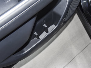 2022款2.5L HEV四驱豪华版 后门储物空间