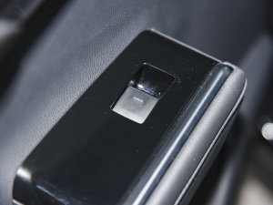 2022款2.5L HEV四驱豪华版 后排车窗控制区