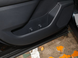 2022款2.0T 劲耀版 后门储物空间