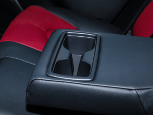2022款2.5L HEV四驱旗舰版 后排中央扶手功能