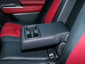 2022款2.5L HEV四驱旗舰版 后排中央扶手