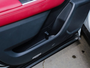 2022款2.5L HEV四驱旗舰版 后门储物空间