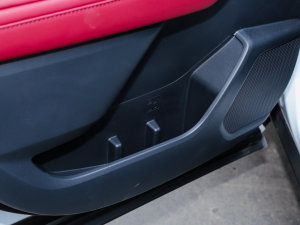 2022款2.5L HEV四驱旗舰版 前门储物空间