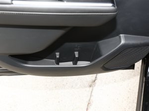 2023款2.5L HEV四驱尊贵版 后门储物空间