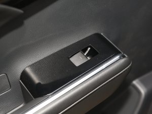2023款2.5L HEV四驱尊贵版 后排车窗控制区