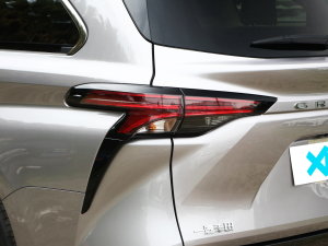 2023款2.5L混动 尊贵PLUS版 尾灯