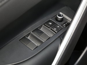 2023款2.0L 尊享版 主驾车窗控制区	