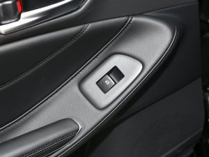 2023款2.5L 豪华版 后排车窗控制区