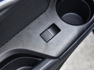 2023款双擎 2.0L 奕行版 后排车窗控制区