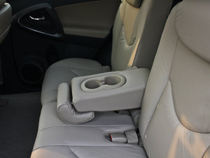 2012款2.0L 自动两驱豪华版 后排中央扶手