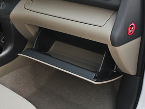 2012款2.0L 自动两驱豪华版 手套箱