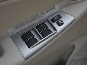 2013款1.6L 手动卓越版 主驾车窗控制区	