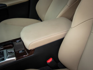 2013款2.5V 尊锐导航版 中央扶手箱