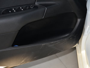 2014款智驱版 1.8L 手动劲享型 前门储物空间