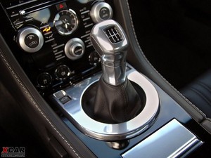 2009款6.0L 手动硬顶 换挡杆