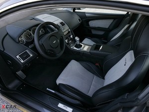 2009款6.0L 手动硬顶 前排空间