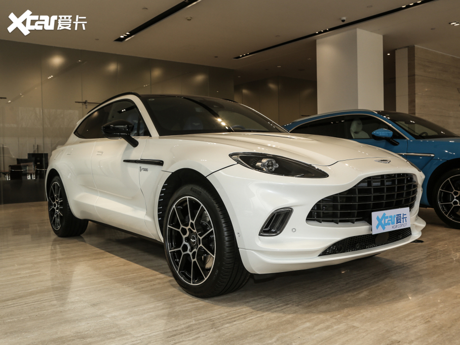 2020�˹�D���R��DBX 4.0T V8 1913�װl������