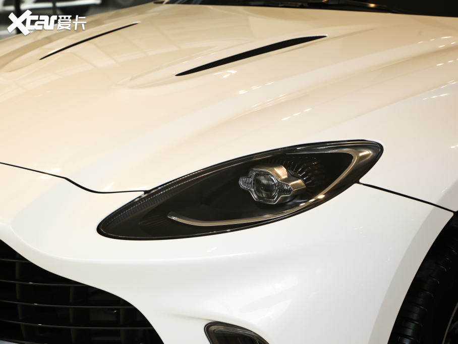 2020�˹�D���R��DBX 4.0T V8 1913�װl(f��)������