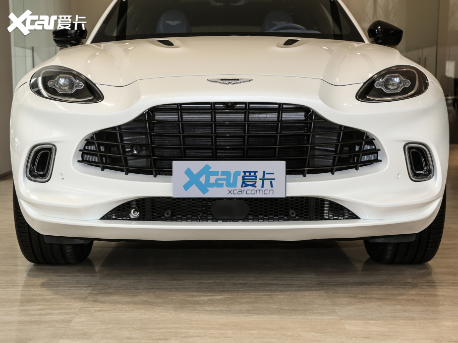 2020�˹�D���R��DBX 4.0T V8 1913�װl(f��)������