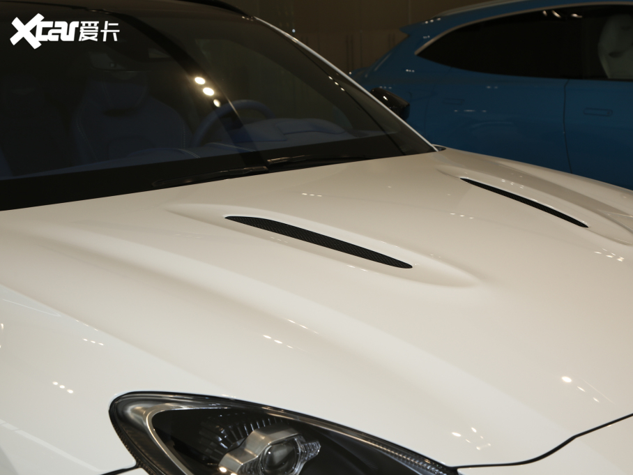 2020�˹�D���R��DBX 4.0T V8 1913�װl������