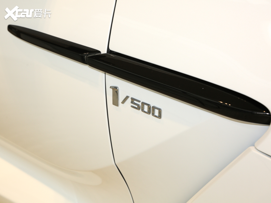 2020�˹�D���R��DBX 4.0T V8 1913�װl(f��)������