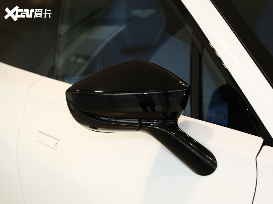 2020�˹�D���R��DBX 4.0T V8 1913�װl������