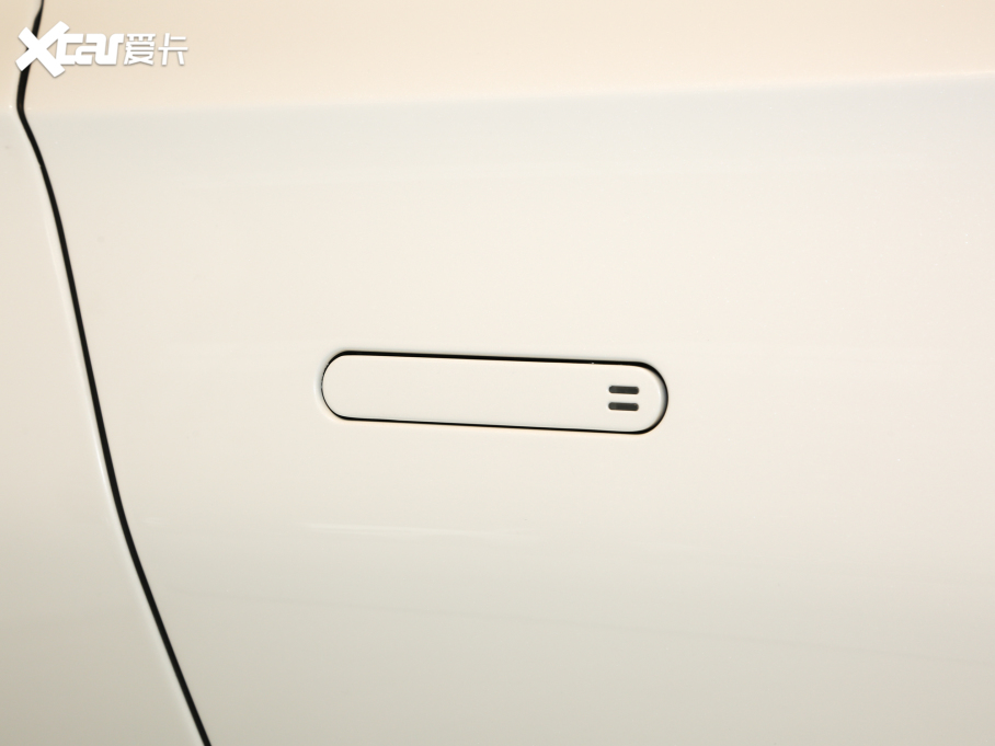 2020�˹�D���R��DBX 4.0T V8 1913�װl������