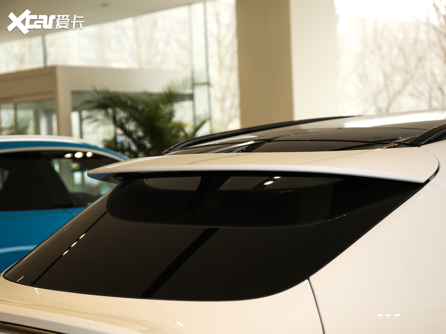 2020�˹�D���R��DBX 4.0T V8 1913�װl������