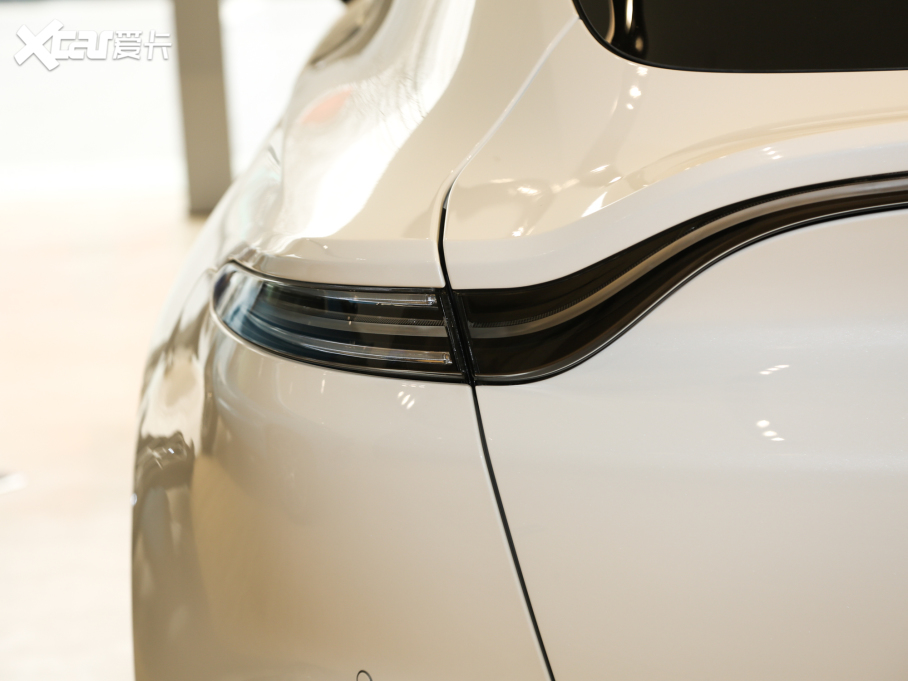 2020�˹�D���R��DBX 4.0T V8 1913�װl(f��)������