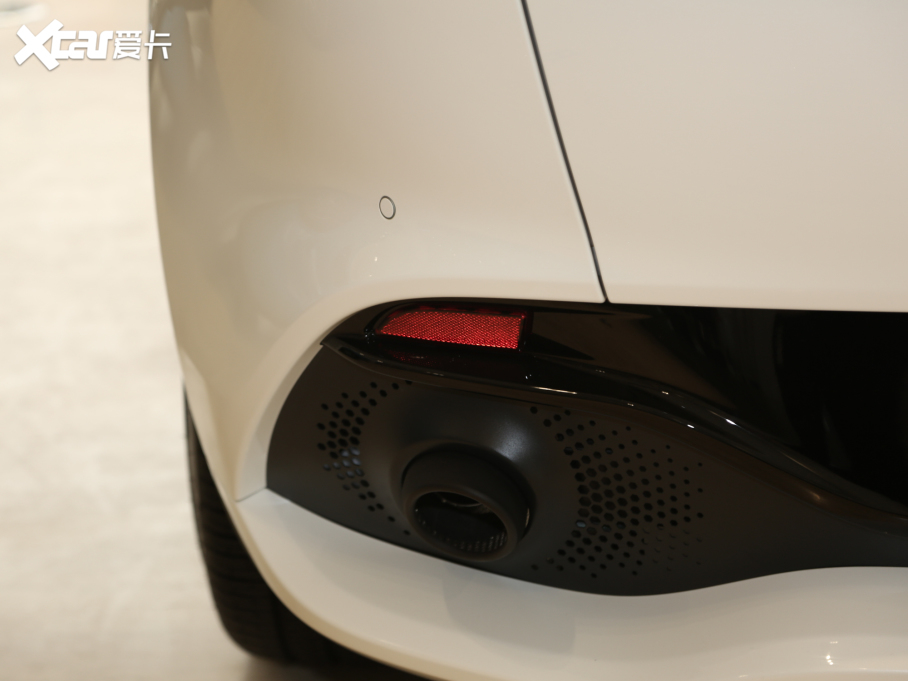 2020�˹�D���R��DBX 4.0T V8 1913�װl������