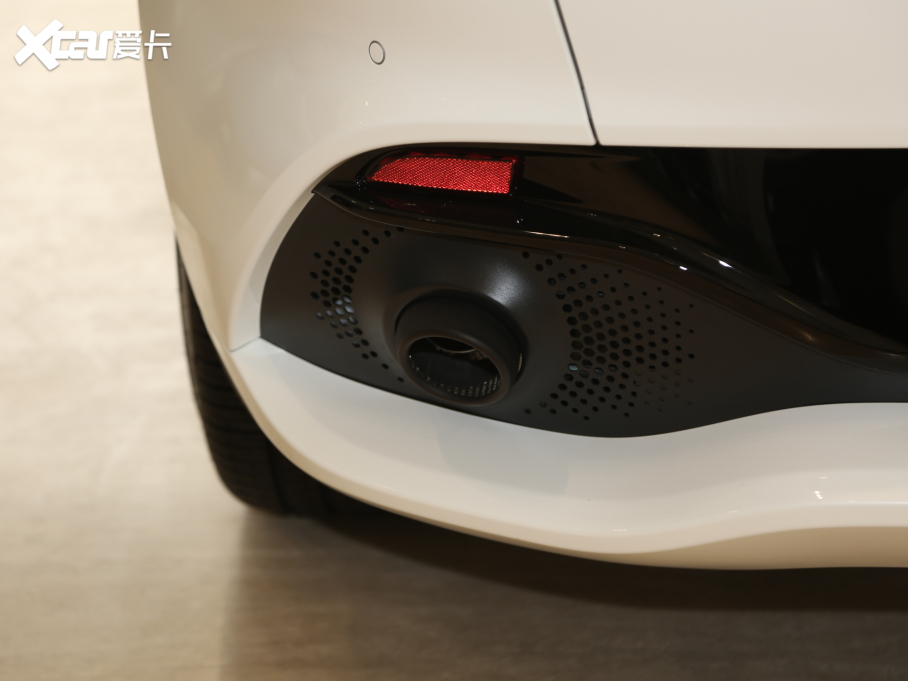 2020�˹�D���R��DBX 4.0T V8 1913�װl������